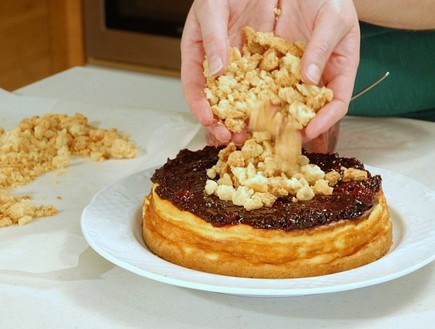 עוגת גבינה אפויה עם פטל וקראמבל (צילום: שחר פליישמן, עוגיו.נט)