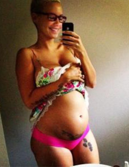 אמבר רוז - פורטרט עצמי בהריון (צילום: טוויטר)