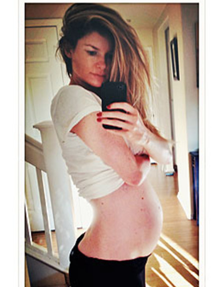 מריסה מילר - פורטרט עצמי בהריון (צילום: טוויטר)