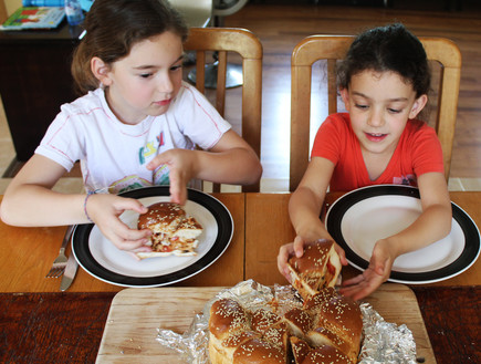 חלת פיצה - הילדות (צילום: אסתי רותם, mako אוכל)