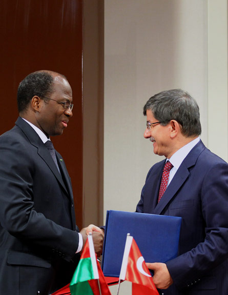 שר החוץ הטורקי דבוטאולו ובסולה (צילום: AP)