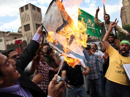 שורפים את דגל ישראל בהפגנה בקהיר, היום (צילום: ap)
