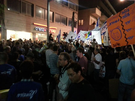 צעדת המחאה הערב בשדרות רוטשילד (צילום: עזרי עמרם, חדשות 2)