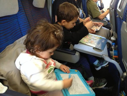 ילדיה של מיכל יושאי בטיסה לישראל (צילום: תומר ושחר צלמים)