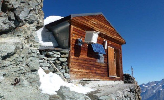 באמצע ההר, בקתה בשוויץ