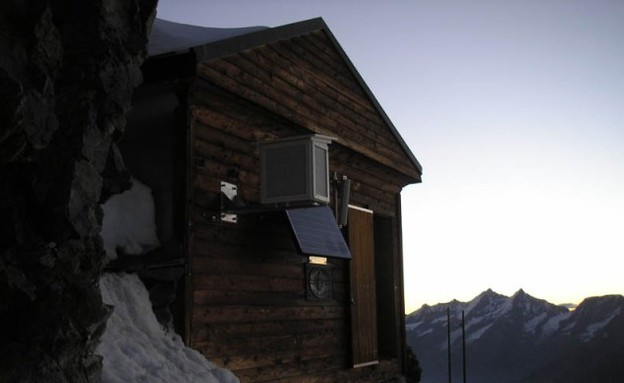 חשיכה, בקתה בשוויץ