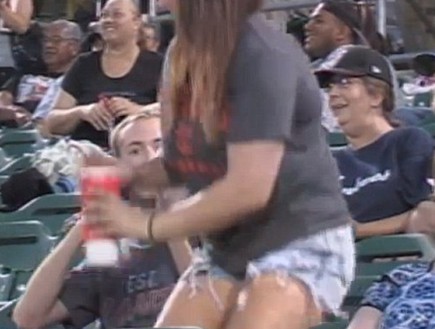 בחורה מתעצבנת על בחור במשחק בייסבול