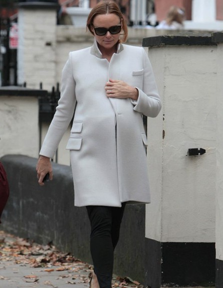 לובשת לבן בהריון-Pregnant-Stella-McCartney-on-school-run-in-London (צילום: צילום מסך)