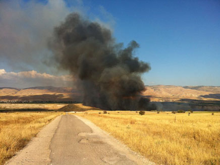 עשן סמיך בקרבת הגבול עם ירדן (צילום: פלג אמתון - סוכנות תצפית)