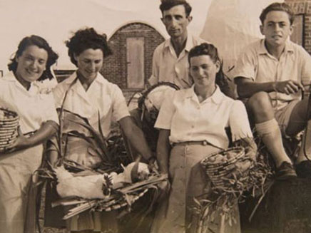 עובדי הלול בכפר מסריק בשנות ה-40 (צילום: ארכיון כפר מסריק, מתוך פיקוויקי)