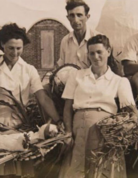 עובדי הלול בכפר מסריק בשנות ה-40 (צילום: ארכיון כפר מסריק, מתוך פיקוויקי)