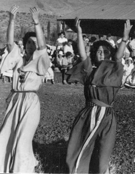 ריקודים בקיבוץ שמיר, 1951 (צילום: תרומת ארכיון שמיר, מתוך פיקוויקי)