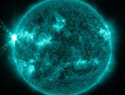 התפרצות סולארית בדרגה X (צילום: dailymail.co.uk)