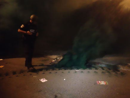רימון עשן שנזרק לעבר השוטרים (צילום: יוסי זילברמן)