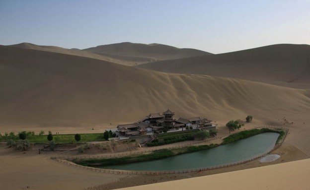 באמצע הדיונות, אדם בסין