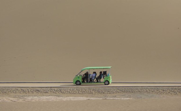 כביש על הדיונה, אגם בסין