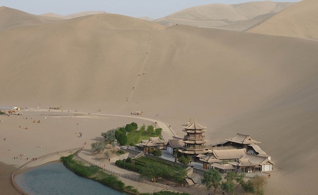 נווה מדבר, אגם בסין