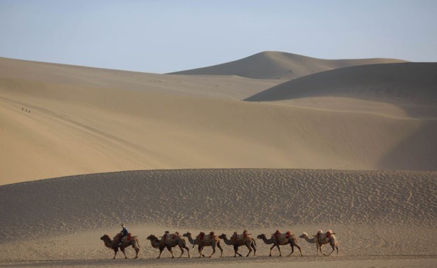 שיירת גמלים, אגם בסין