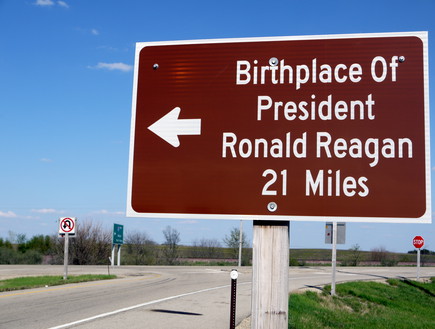 שלט המצביע על מקום הולדו של רונלד רייגן (צילום: שי גל 2)
