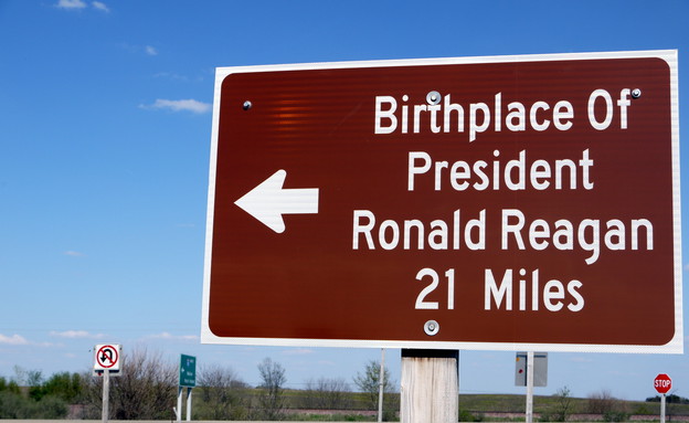 שלט המצביע על מקום הולדו של רונלד רייגן (צילום: שי גל 2)