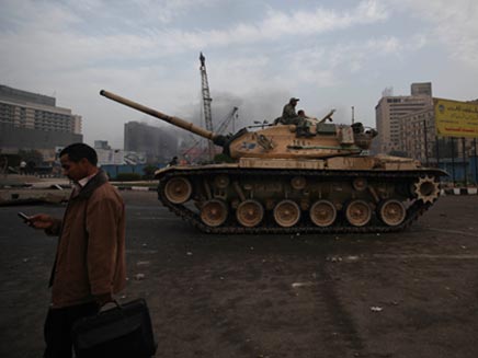 הטנקים המצריים בדרך לסיני. ארכיון (צילום: AP)