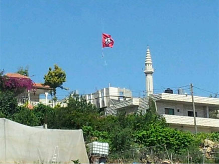 דגל המפלגה הנאצית מעל בית אומר, הבוקר (צילום: שניאור נחום שוחט, סוכנות תצפית)