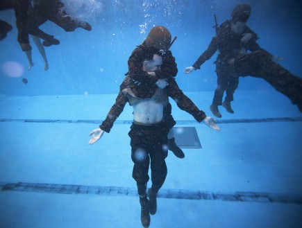 אימון צלילה של המארינס (צילום: כוחות המארינס האמריקאים)