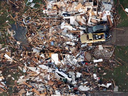 מתחילים במאמצי השיקום, ההרס באוקלהומה, אתמול (צילום: AP)