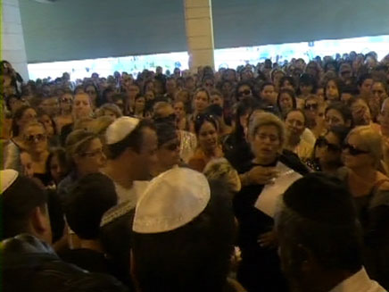 מאות הגיעו להלווייתה של ענת, היום (צילום: חדשות 2)