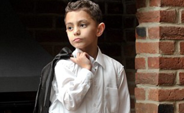 הבן לבוש טיפ טופ (צילום: dailymail.co.uk)