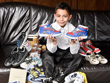 כמות הנעליים של הבן (צילום: dailymail.co.uk)