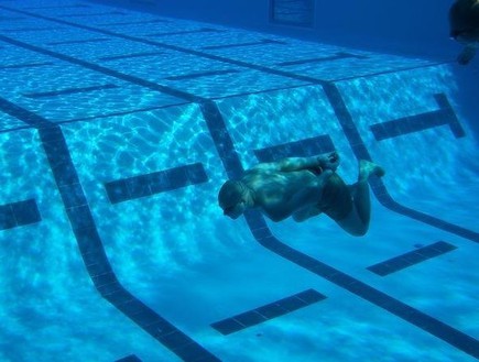 צוללן שוחה עם ידיים אזוקות (צילום: כוחות המארינס האמריקאים)