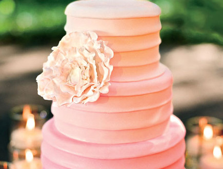 עוגת חתונה בגוונים של ורוד (צילום: צילום מסך מהאתר www.brides.com)