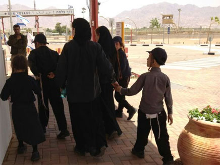 בני המשפחה במעבר הגבול, היום (צילום: רשות שדות התעופה)