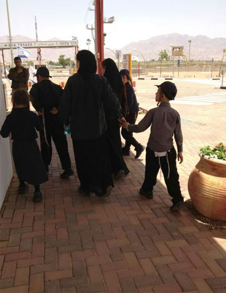 בני המשפחה במעבר הגבול, היום (צילום: רשות שדות התעופה)