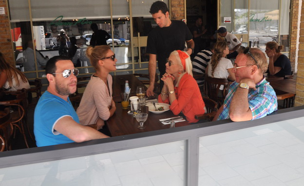 משפחת בן גלים מבלים במסעדה (צילום: צ'ינו פפראצי)