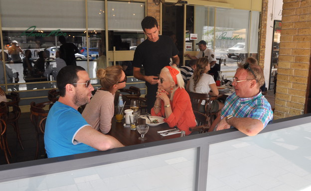 משפחת בן גלים מבלים במסעדה (צילום: צ'ינו פפראצי)
