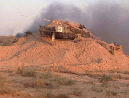 טנק קבור בחול (צילום: עדי רם)
