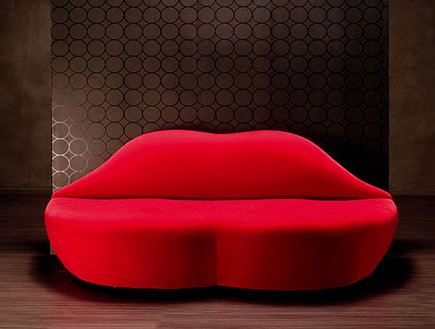 לשבת על שפתיים חושניות באדום לוהט (צילום: Sofa_Labios__3553)