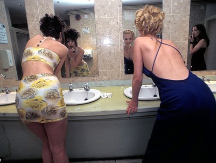 נשים מול מראה בשירותים (צילום: dailymail.co.uk)