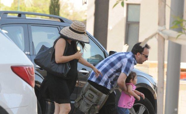 מירי מסיקה בהריון שני עם הבעל והילדה (צילום: ברק פכטר)
