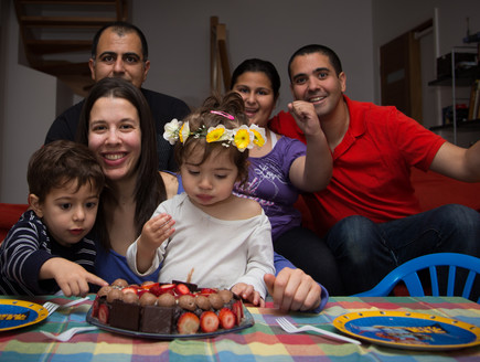 מיכל יושאי חוגגת יום הולדת עם משפחתה (צילום: תומר ושחר צלמים)