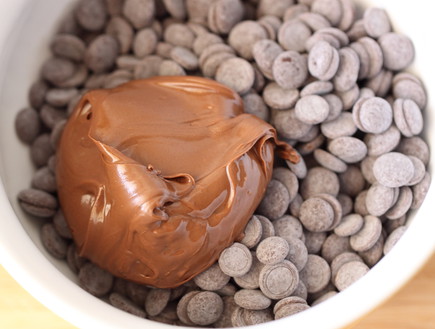 טארט מוס שוקולד ונוטלה - מטבעות שוקולד ונוטלה (צילום: חן שוקרון, mako אוכל)