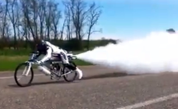 אופניים עם מנוע רקטה