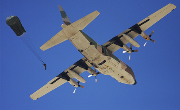 צניחה בנבטים (צילום: אתר חיל האוויר)