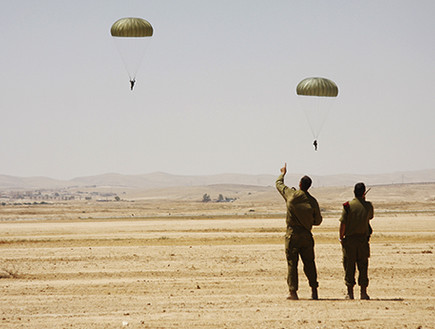 צניחה בנבטים (צילום: אתר חיל האוויר)