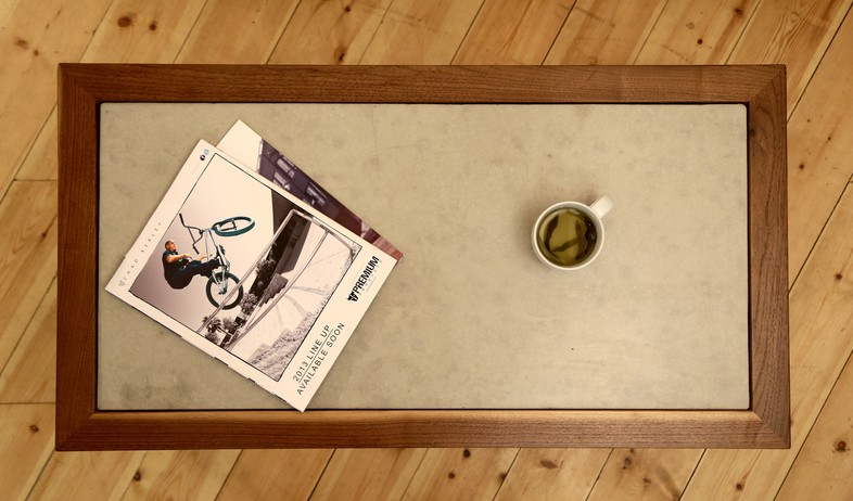 המחוגה, שולחן סלון בטון, צילום הראל בן נון (צילום: הראל בן נון)