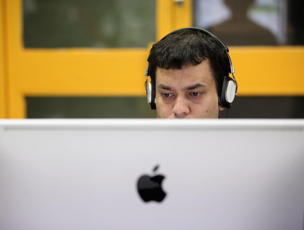 גבר מול מחשב (צילום: Oli Scarff, GettyImages IL)