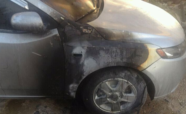 מכונית שהועלתה באש (צילום: דוברות מחוז ש"י)