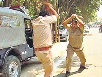 שוטרים הודים הולכים מכות (צילום: hindustantimes.com)